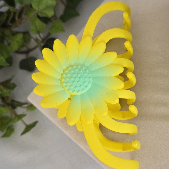 3 Flower Claw Hair Clip Set - Picture 5 of 8